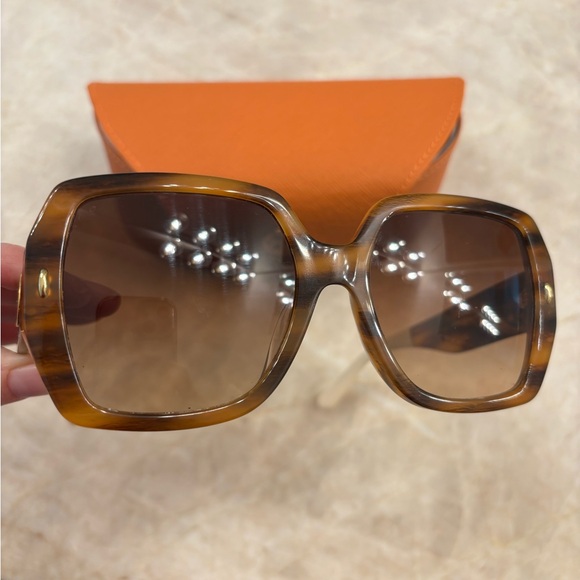 Women’s Tory Burch sunglasses - Picture 4 of 7